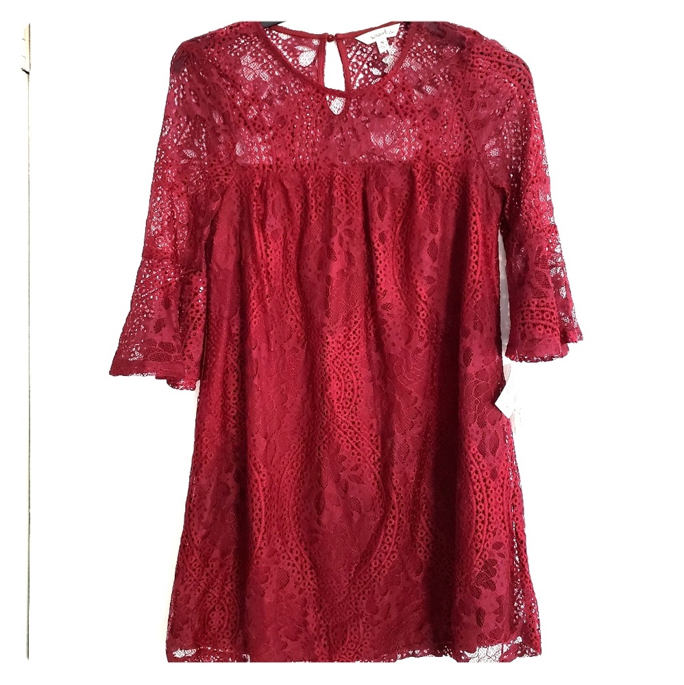 Short lace dress with a flare sleeve